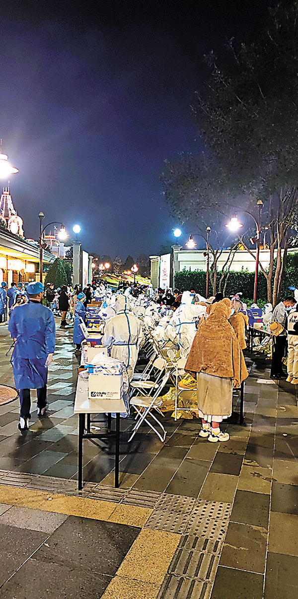 ●遊客Aimer 10月31日在滬迪園拍下的核酸檢測場景照片。     受訪者供圖