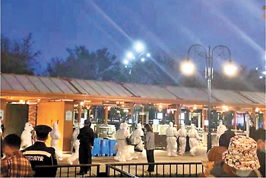 ●10月31日18時，上海迪士尼門口出現核酸檢測人員。 網上圖片