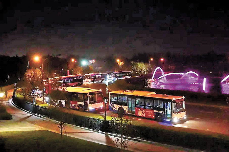 ●上海派出220輛公交車轉送迪士尼遊客。 網上圖片