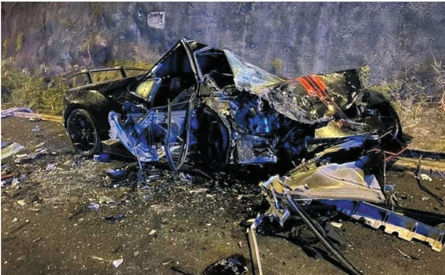 ●涉事林寶堅尼迎頭撞至車頭扭曲、車身被劏開儼如廢鐵，司機當場死亡。 網上圖片