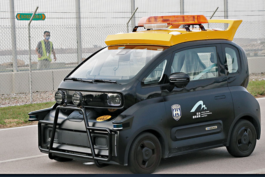 ●無人巡邏車若發現跑道圍網3米內有人，會自動發出警號及中英文廣播，要求有關人士離開。 香港文匯報記者  攝