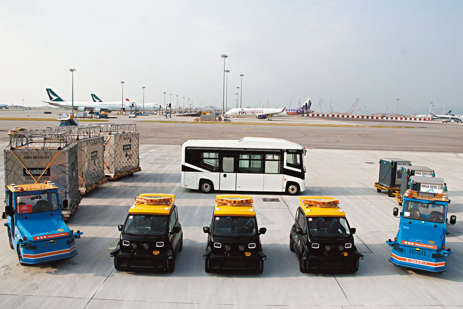 ● 香港機場引入無人駕駛系統，圖中藍色為拖車、黑色為巡邏車、白色為巴士。香港文匯報記者  攝