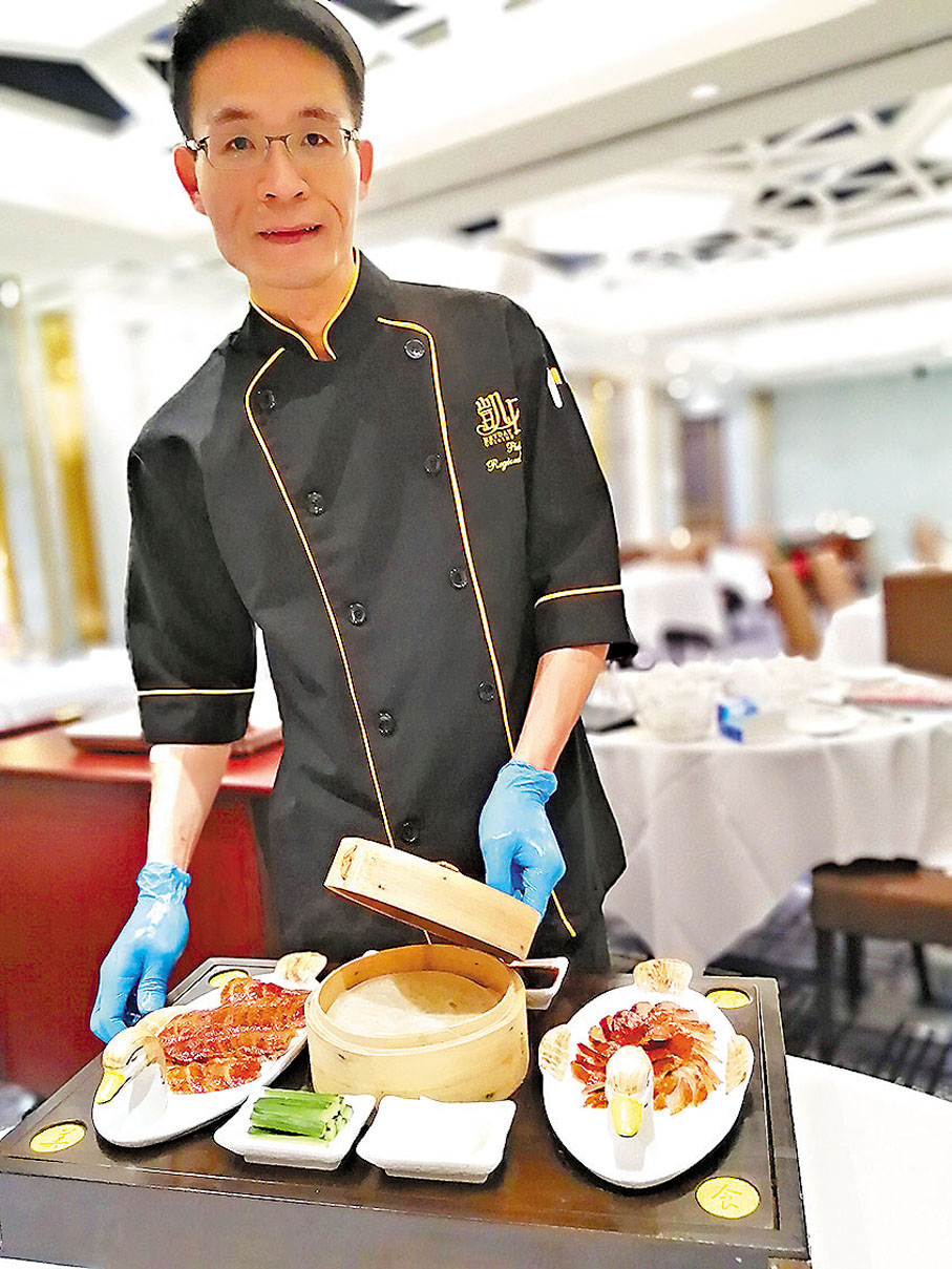 ●陳師傅在客人面前即席料理北京填鴨。