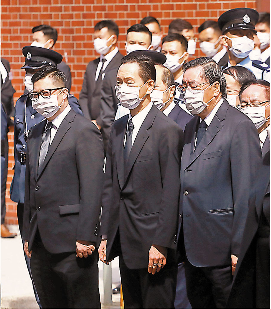 ●前排左起：鄧炳強、陳智思、梁君彥出席喪禮。 香港文匯報記者  攝