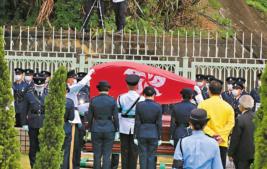 ●林婉儀的靈柩被送到浩園舉行安葬儀式。 香港文匯報記者  攝