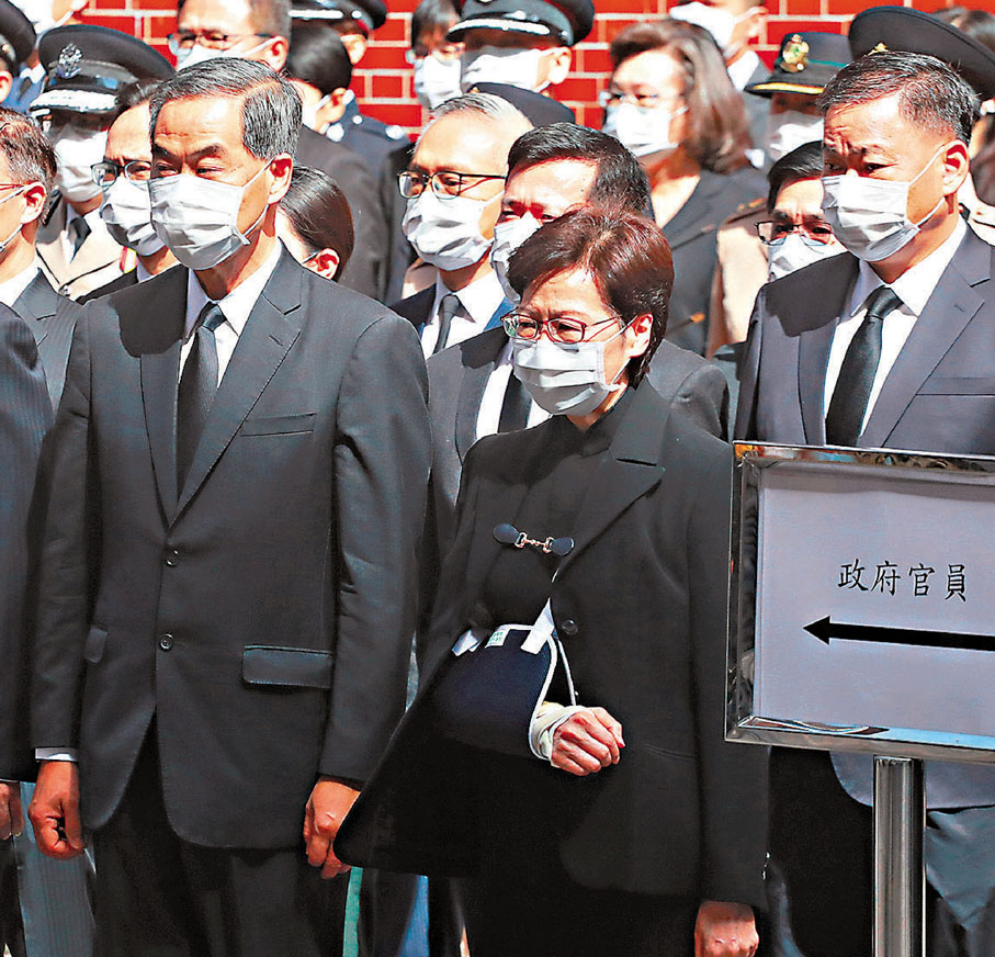 ●梁振英（前排左一）、林鄭月娥（前排左二）出席喪禮。 香港文匯報記者  攝