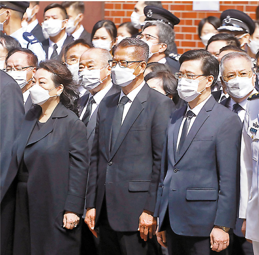 ●李家超（前排右一）、陳茂波（前排右二）、鄭若驊（前排左一）出席喪禮。 香港文匯報記者  攝