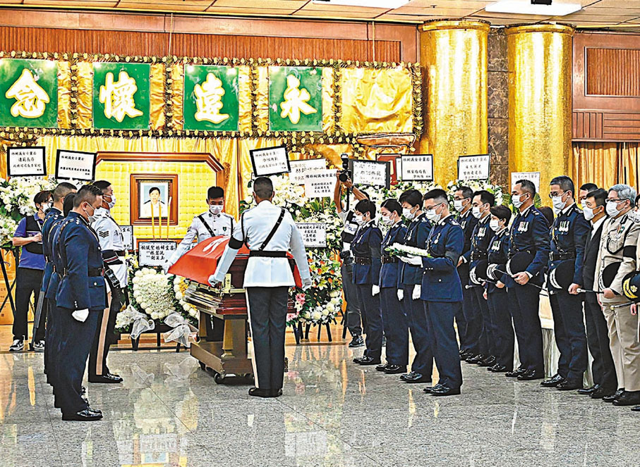 ●警隊代表為林婉儀的靈柩蓋上特區區旗。