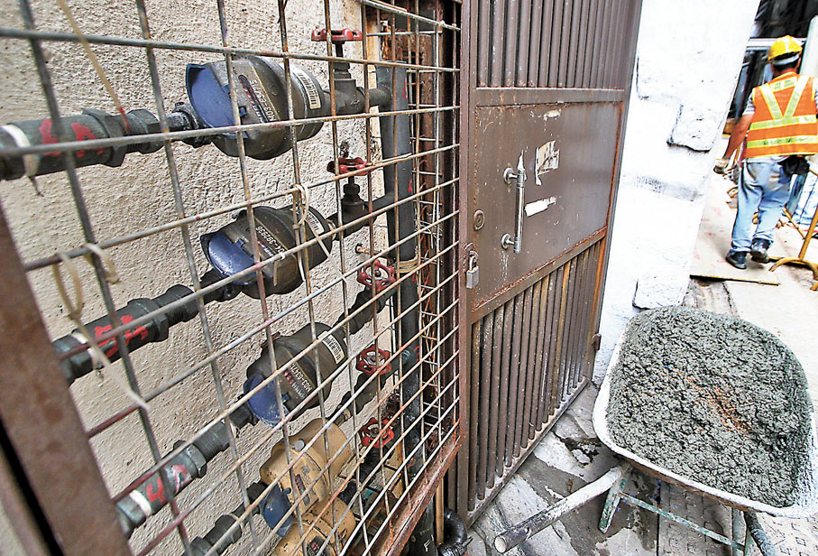 水務署近期恢復抄錶，但部分市民就被要求一次過繳付累積多期的「天價」水費。 資料圖片