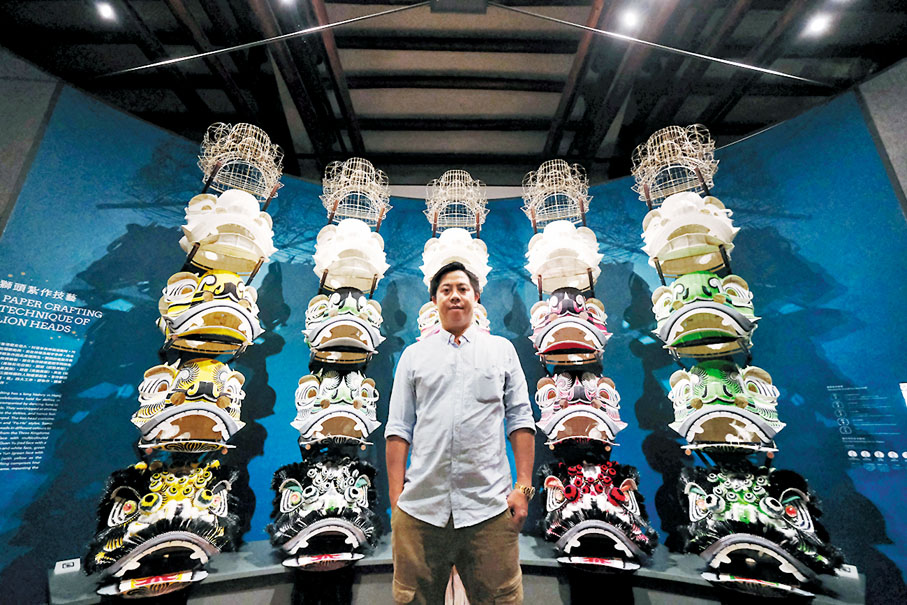 ●許嘉雄表示，為了今次展覽，他與父親及數名徒弟花了數月時間製作25個漸變的獅頭，演繹5種獅頭從開始製作到最終完成的不同階段狀態。香港文匯報記者  攝