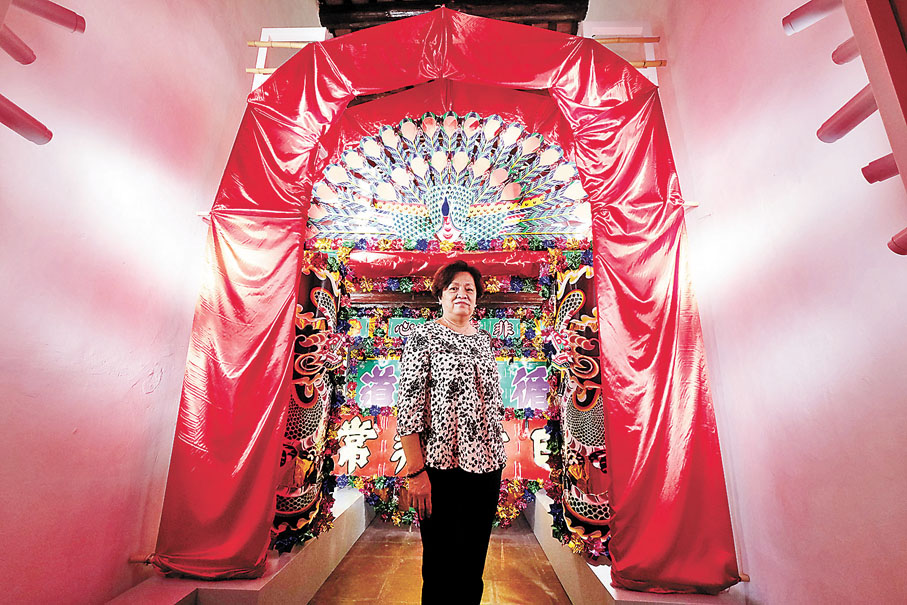 ●花牌紮作師傅「蘭姐」希望社會日後多作推廣，以吸引更多新血延續花牌紮作手藝。 香港文匯報記者  攝