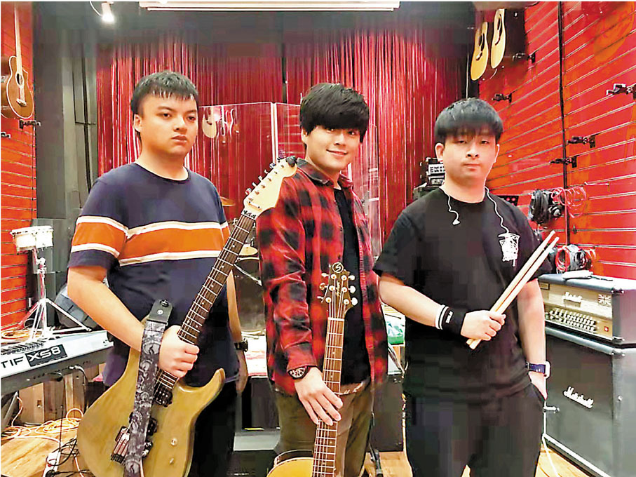 ●丁政凱（中）和樂隊成員一起創作《共和之地》。  受訪者供圖
