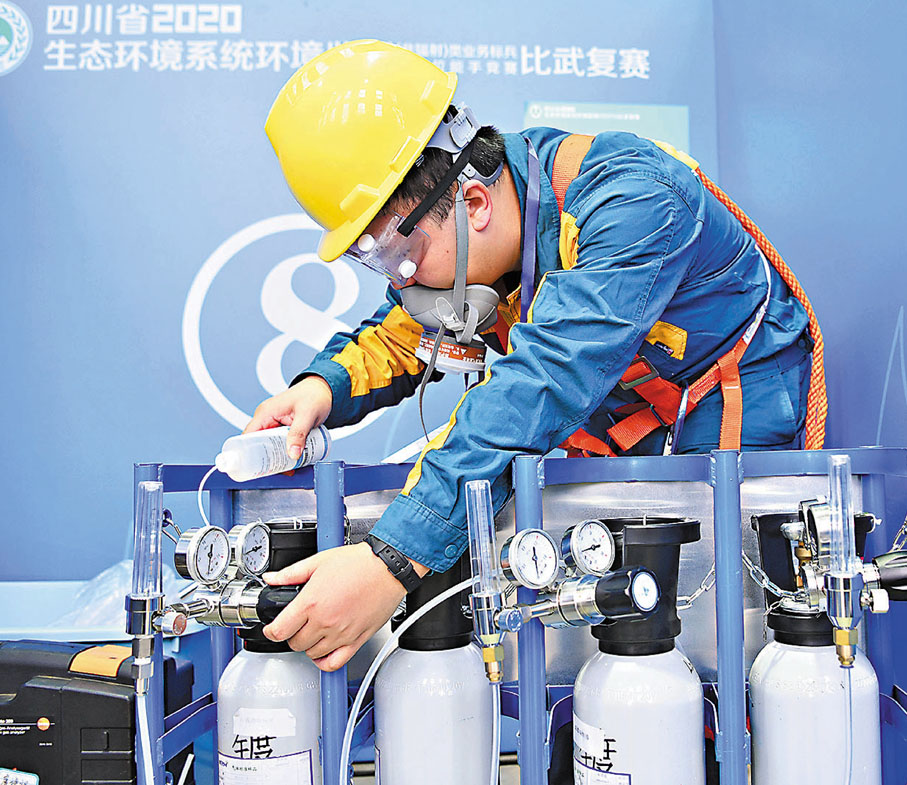 ●專家指中國模式有效推動社會創新。圖為四川省生態環境系統環境監測競賽。 資料圖片