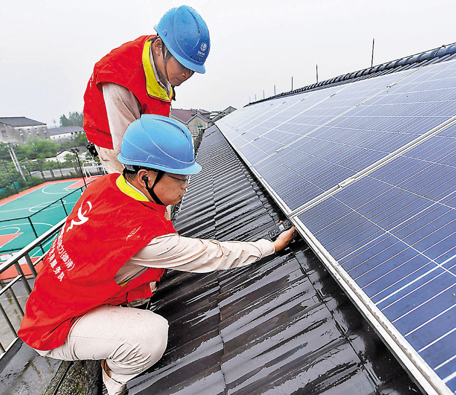 ●浙江省人員檢查村民屋頂的太陽能光伏板。 資料圖片