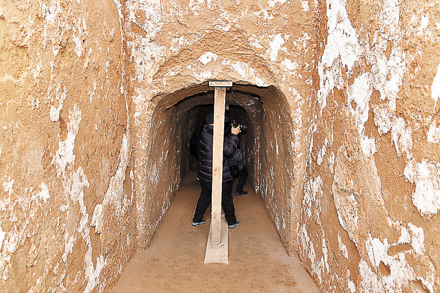 ●薛紹墓墓道兩側全繪有壁畫。