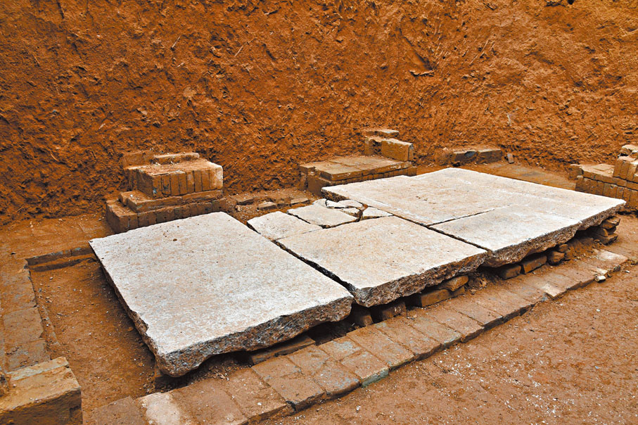 ●薛紹墓後墓室安放棺槨的石台。