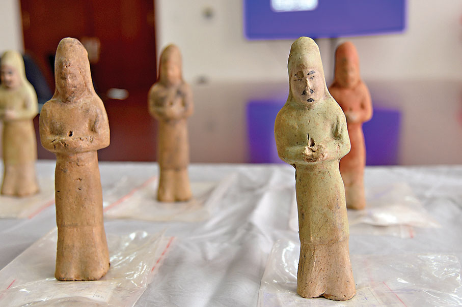 ●薛紹墓壁龕出土的陶風帽俑。