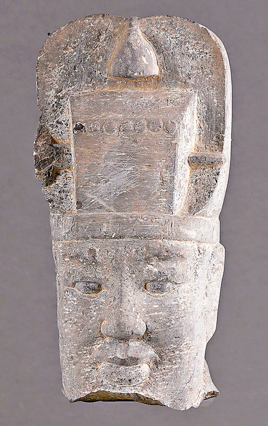 ●天井出土的石人頭。