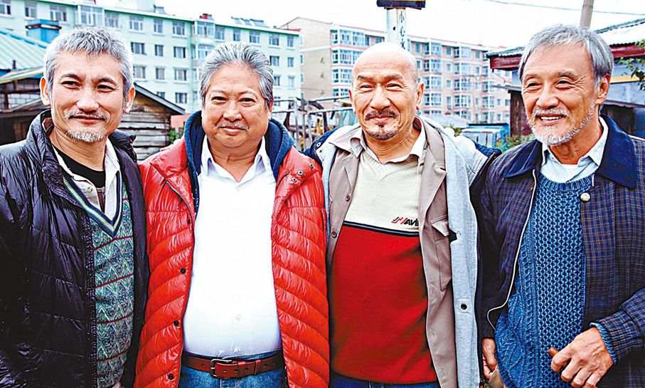 ●洪金寶（左二）多年前開拍《特工爺爺》，徐克（左一）、麥嘉（右二）、石天（右一）也有參與演出。