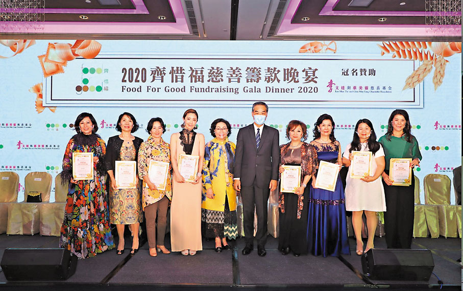 ● 齊惜福籌款晚宴委員會成員接受感謝狀。左起：李愛平、洪宗巧筠、何超瓊、張玉珊、梁唐青儀、梁振英、戴胡美容、方劉小梅等。