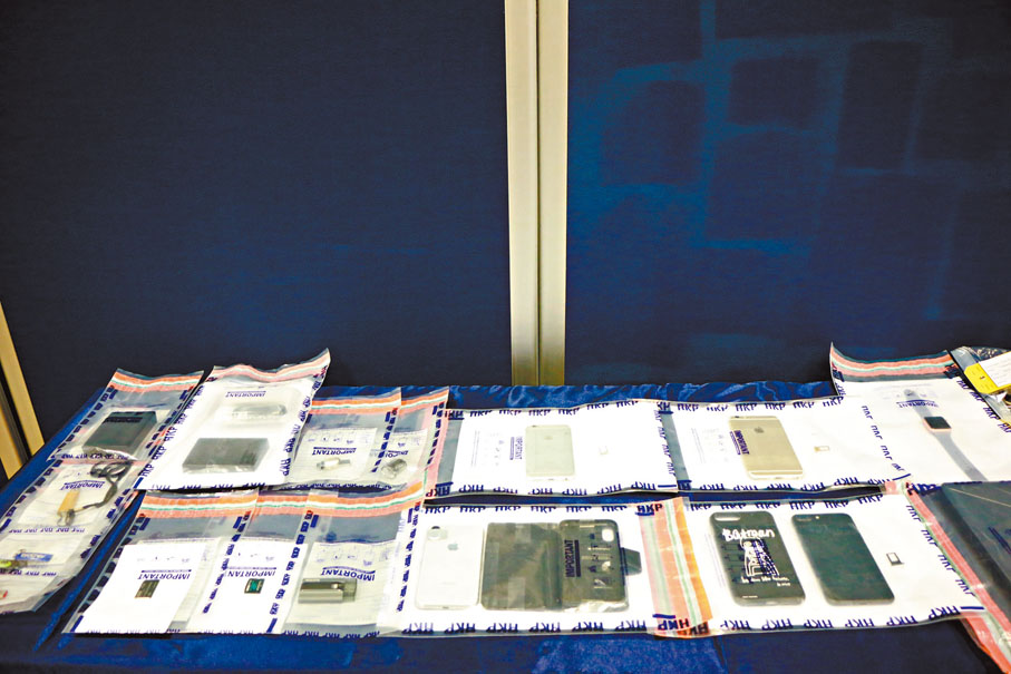 ●警方在被捕人手機、電腦、USB手指內發現大量偷拍的裙底相片及影片。香港文匯報記者 攝