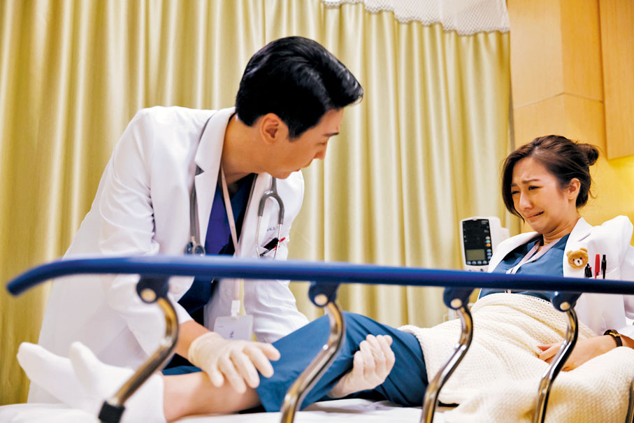 ● Esther得悉有機會下半身癱瘓後情緒激動。