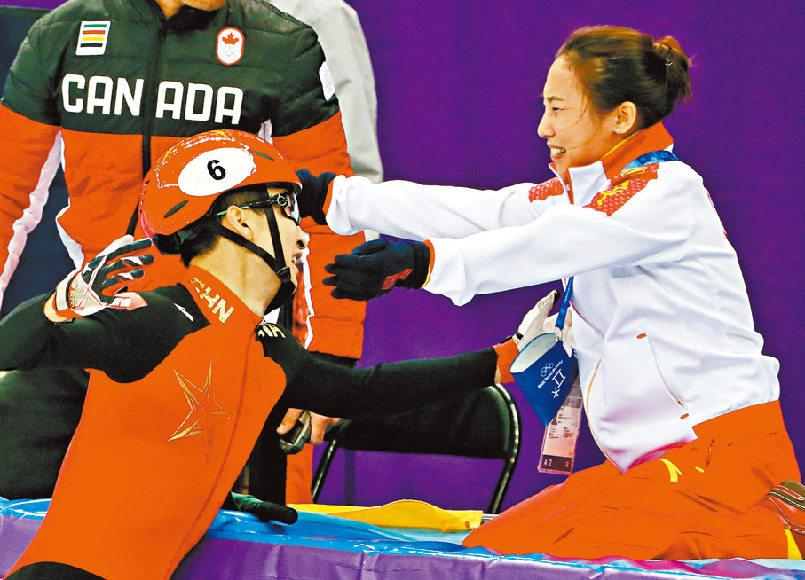 ● 李琰（右）在平昌冬奧與愛徒武大靖相擁慶祝。 中新社