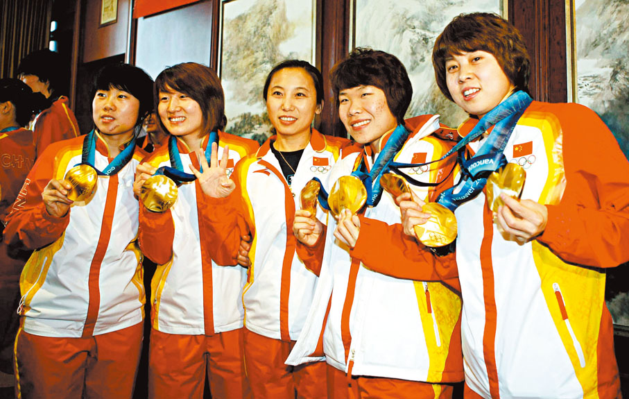 ● 李琰（中）在溫哥華冬奧會，帶領中國代表團創造佳績。  新華社