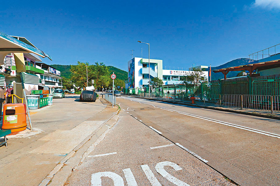 ●貝澳羅屋村巴士站前方、杯澳學校對面，兩頭水牛追逐撞傷兩名小學生。香港文匯報記者 攝