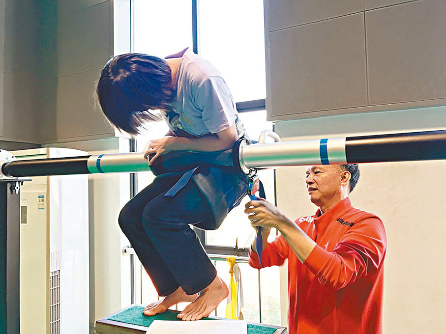 ●何威儀教練在指導小隊員使用翻騰器訓練動作。香港文匯報記者敖敏輝 攝