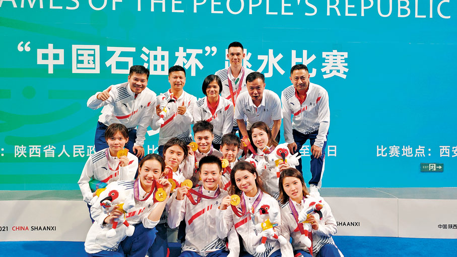 ●廣東跳水隊女團在今年的全運會上奪冠。圖為「掌門人」凌海嬋（後排左三）和教練組、女隊隊員合影。受訪者供圖