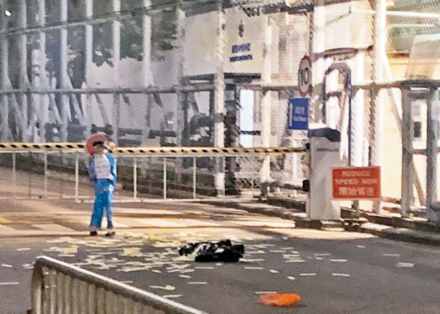 疑黑幫挑釁荔枝角收押所，撒溪錢放追債紙公仔。 網上圖片