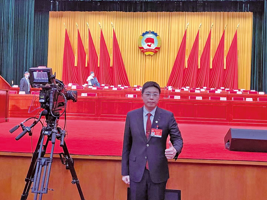 ● 今年初，莊紫祥博士出席深圳市政協會議。