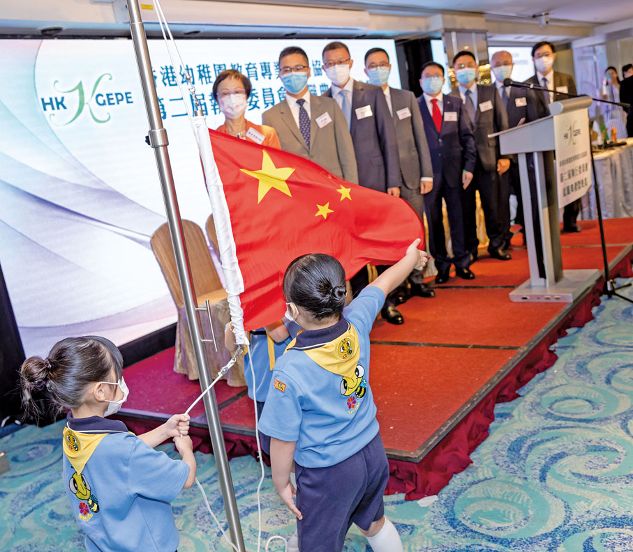 ● 就職典禮由幼稚園小朋友進行升國旗儀式揭開序幕。