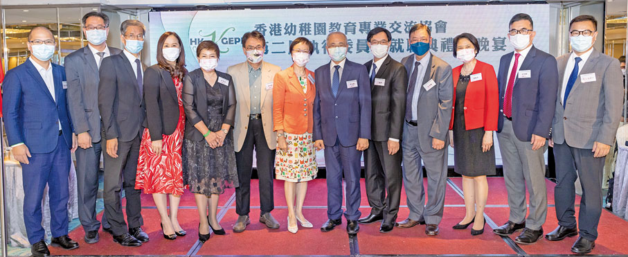 ● 選舉委員會（教育界）十位委員及香港教育局前局長吳克儉GBS,JP、會長葉曾翠卿BBS及主席丁健華拍照留念。
