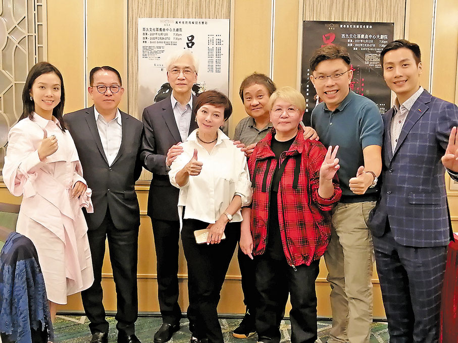 ●一班文化人丘亞葵（左二起）何文匯、 查小欣、章國明都佩服彭美施的魄力。