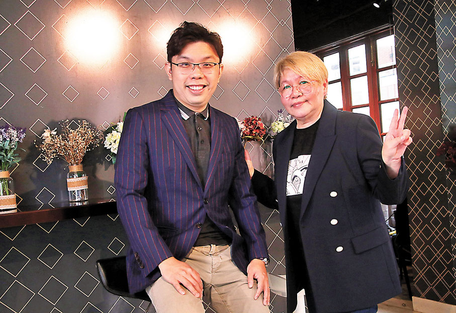 ●彭美施感謝沈慧林贊助新編粵劇宣傳。