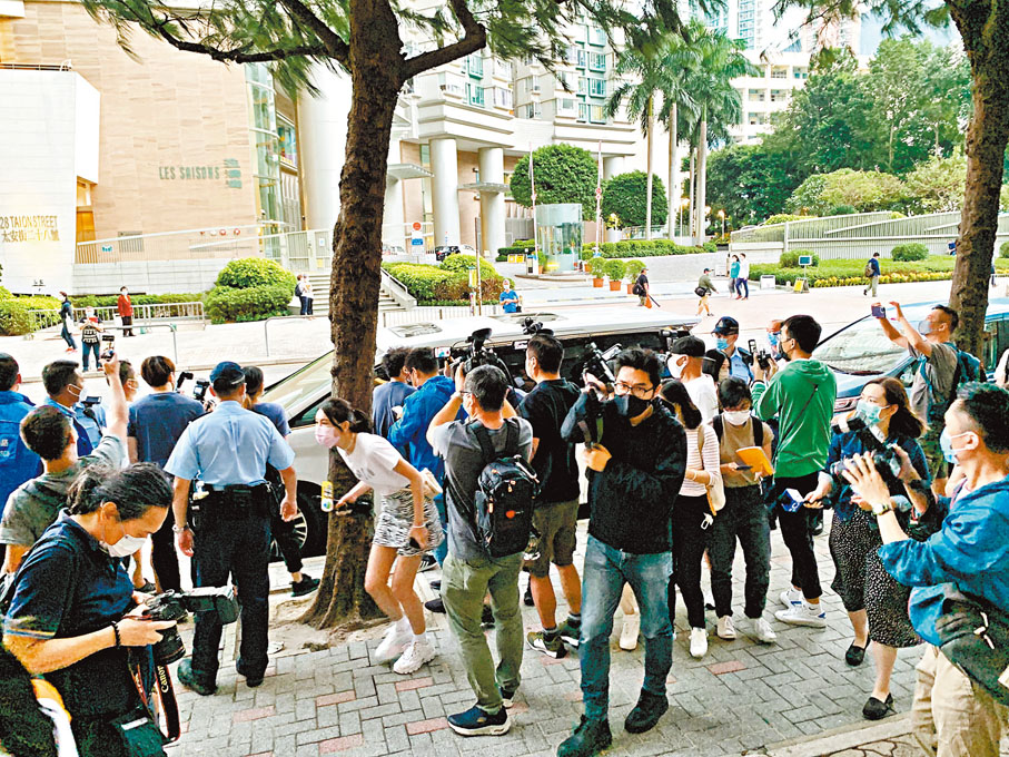 ● 楊明出庭大批記者追訪。