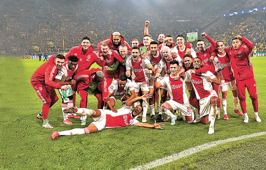 ●阿積士球員慶祝晉級。 美聯社