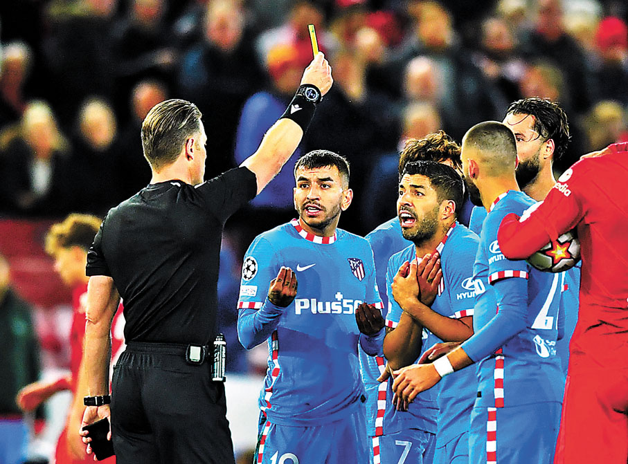 ●倒戈重返晏菲路球場的蘇亞雷斯(左三)，為隊友的紅牌同球證理論，換來一面黃牌。   路透社