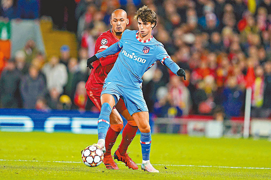 ●法賓奴(左)貼身盯防祖奧菲歷斯。  美聯社