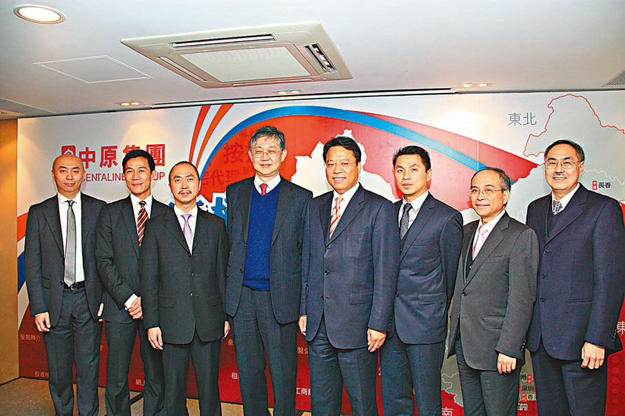 ●中原中國出現人事變動，賴國強（右三）昨發聲明稱即日起全面退出中原中國，副行政總裁陸成（左二）亦宣布請辭，另有指黎明楷（左三）將於今年底退休。 資料圖片