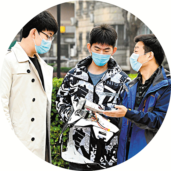 ●柯鵬（右）與張藝鳴（左）、劉暢飛在助推器實驗前交流。  新華社