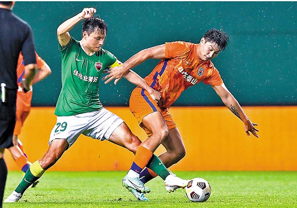 ●郭田雨（右）在中超為山東泰山披甲。 資料圖片