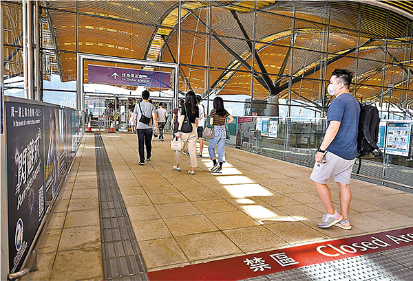 ●許樹昌表示，香港與內地甚至海外恢復正常通關後，可能會再爆發第五波疫情。圖為香港居民在港珠澳大橋香港口岸出入境。  資料圖片