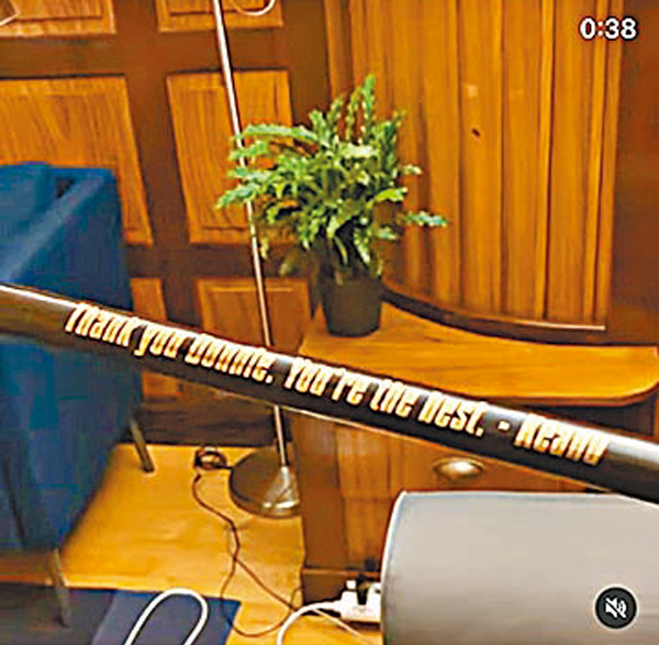 ●甄子丹獲贈印有加油字句的長笛。