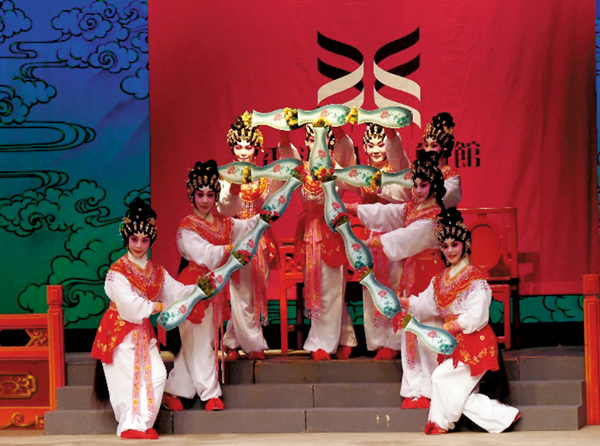 ●花旦們在台上演出擺花藝術，砌出天下太平四字。