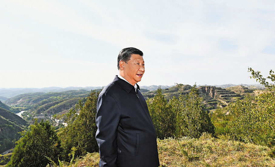 ●9月13日，習近平在陝西省榆林市考察調研。這是習近平在米脂縣銀州街道高西溝村，了解推進水土流失治理和生態文明建設等情況。 資料圖片