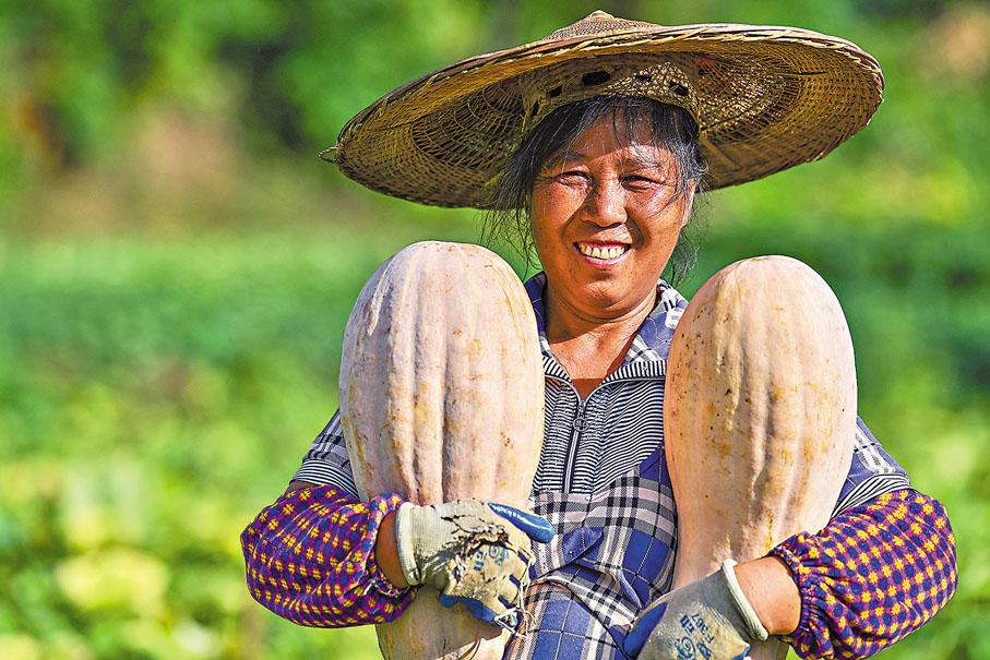 ●黨的十八大以來，貴州923萬貧困人口全部脫貧、66個貧困縣全部摘帽、9,000個貧困村全部出列，減貧人數全國第一。這是農民在貴州省思南縣許家壩鎮雙壩壩區展示收穫的南瓜。 資料圖片