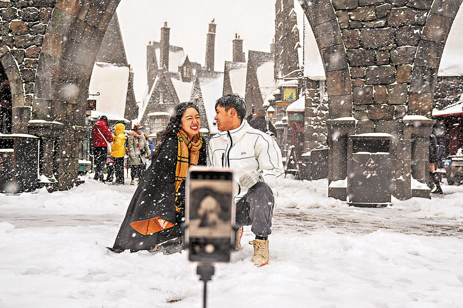 ●11月7日，許多遊客冒雪來到北京環球度假區遊覽拍照。 新華社